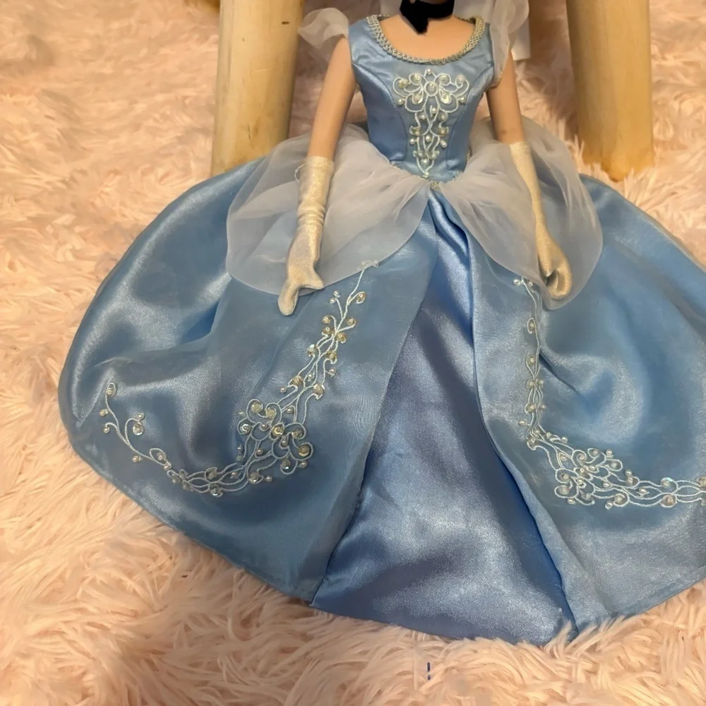 2002 Disney Princess CINDERELLA Brass Key Keepsakes Porcelain Doll 14